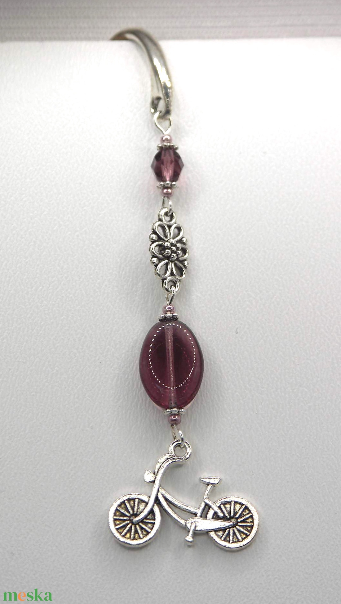 AJÁNDÉK csomagolás! Ezüst színű, íves formájú könyvjelző lila üveggyöngyökkel, kerékpár függővel � Lila bicikli - könyv & zene - könyvjelző - Meska.hu