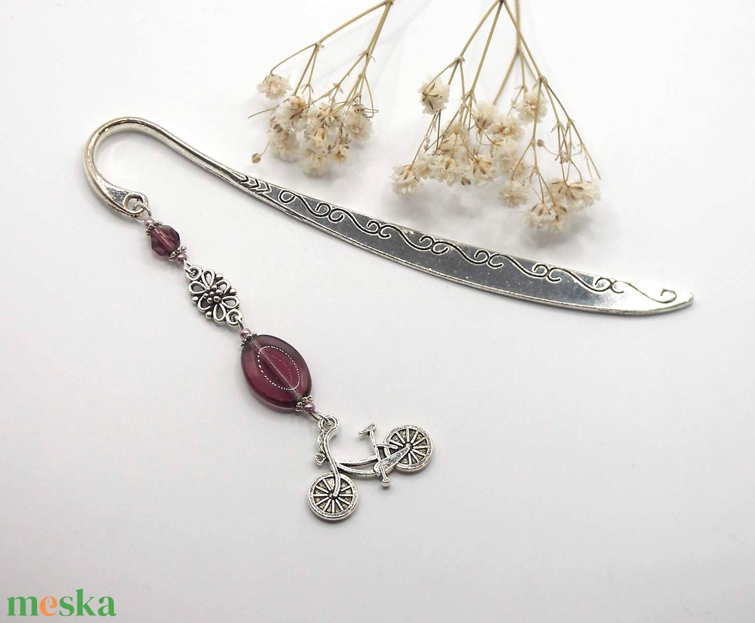 AJÁNDÉK csomagolás! Ezüst színű, íves formájú könyvjelző lila üveggyöngyökkel, kerékpár függővel � Lila bicikli - könyv & zene - könyvjelző - Meska.hu