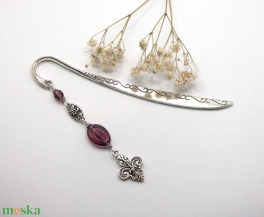 AJÁNDÉK csomagolás! Ezüst színű, íves formájú könyvjelző lila üveggyöngyökkel, Bourbon liliom függővel � Joséphine - könyv & zene - könyvjelző - Meska.hu