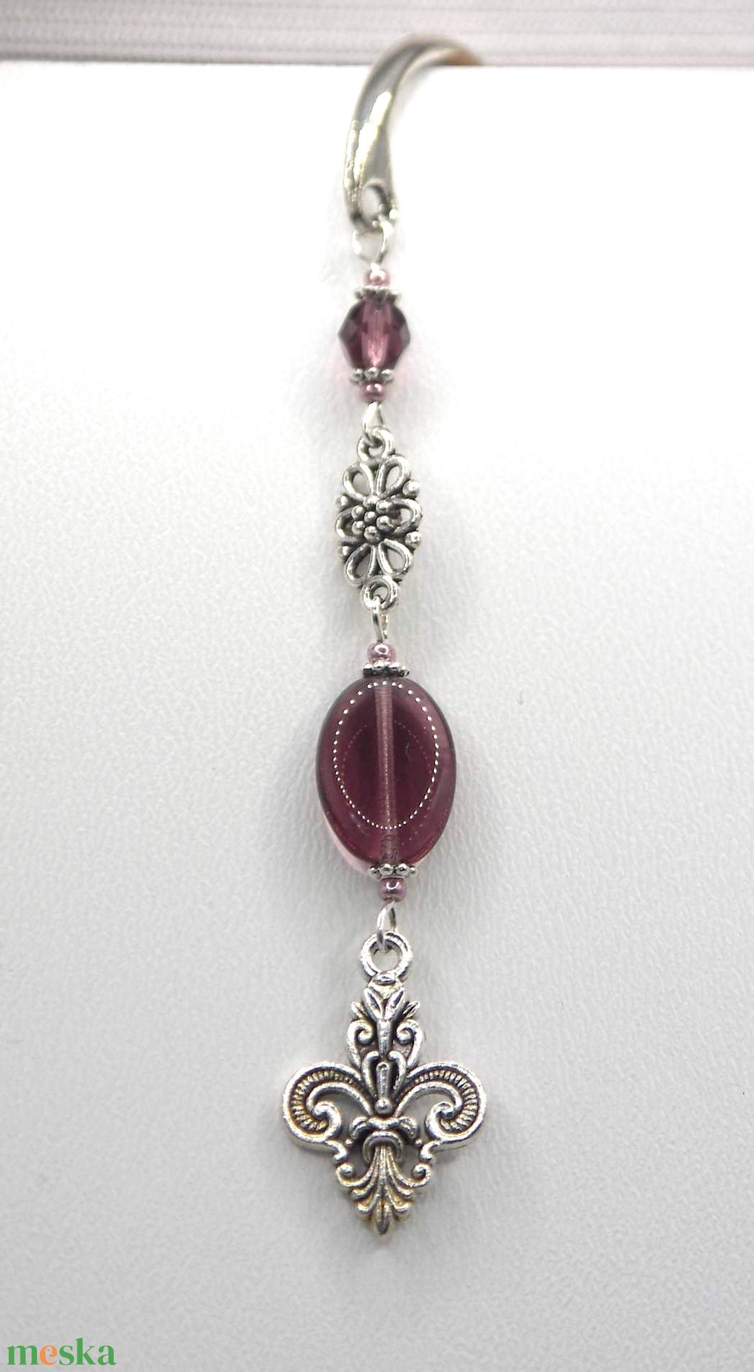 AJÁNDÉK csomagolás! Ezüst színű, íves formájú könyvjelző lila üveggyöngyökkel, Bourbon liliom függővel � Joséphine - könyv & zene - könyvjelző - Meska.hu