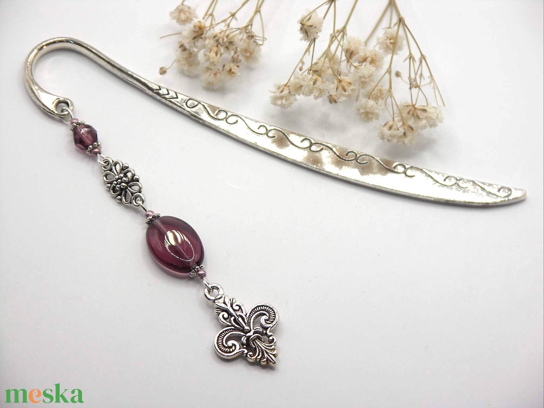 AJÁNDÉK csomagolás! Ezüst színű, íves formájú könyvjelző lila üveggyöngyökkel, Bourbon liliom függővel � Joséphine - könyv & zene - könyvjelző - Meska.hu