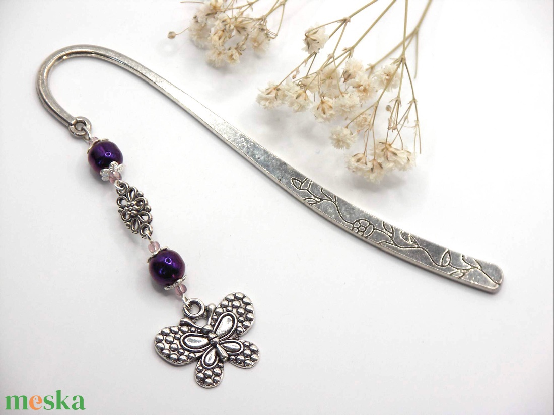 AJÁNDÉK csomagolás! Ezüst színű, virágmintás könyvjelző püspöklila cseh üveggyöngyökkel, lepke függővel � Iris - könyv & zene - könyvjelző - Meska.hu
