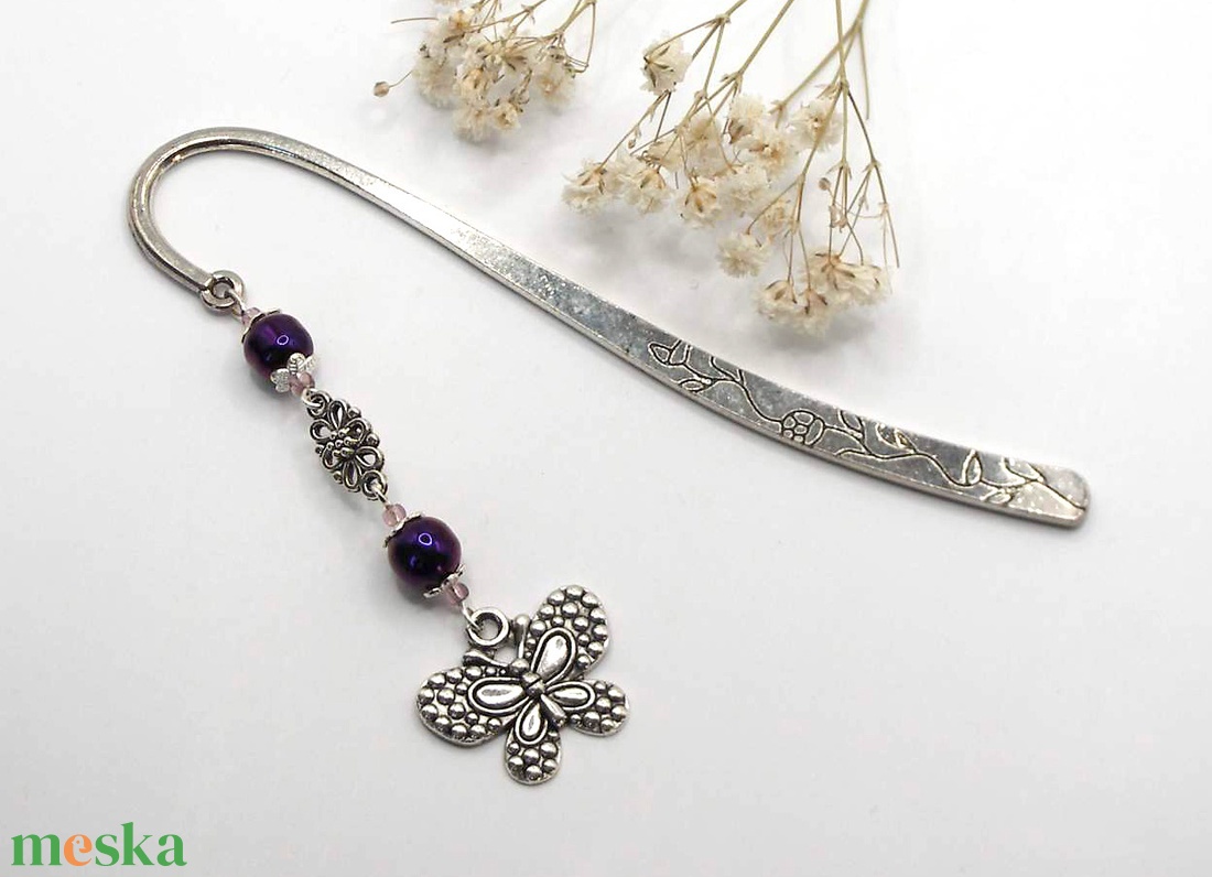 AJÁNDÉK csomagolás! Ezüst színű, virágmintás könyvjelző püspöklila cseh üveggyöngyökkel, lepke függővel � Iris - könyv & zene - könyvjelző - Meska.hu