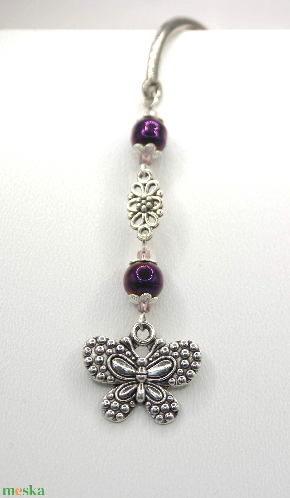 AJÁNDÉK csomagolás! Ezüst színű, virágmintás könyvjelző püspöklila cseh üveggyöngyökkel, lepke függővel � Iris - könyv & zene - könyvjelző - Meska.hu