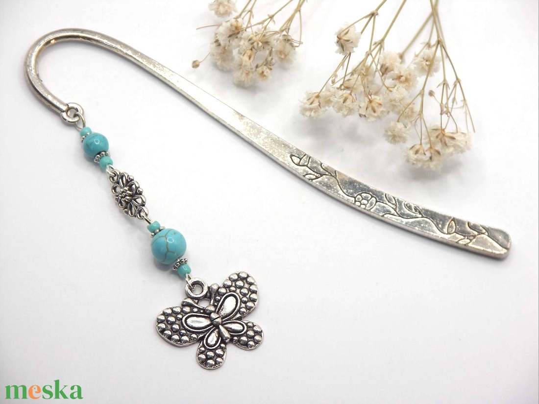 AJÁNDÉK csomagolás! Ezüst színű, virágmintás könyvjelző türkizkék ásványgyöngyökkel, lepke függővel � Pávaszem - könyv & zene - könyvjelző - Meska.hu