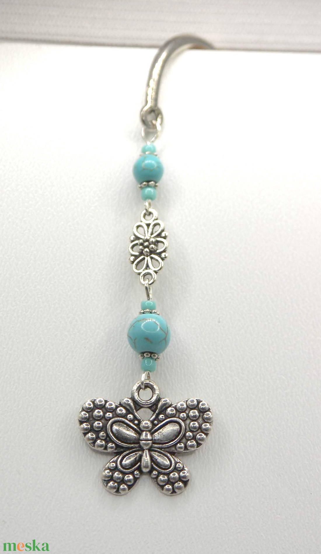 AJÁNDÉK csomagolás! Ezüst színű, virágmintás könyvjelző türkizkék ásványgyöngyökkel, lepke függővel � Pávaszem - könyv & zene - könyvjelző - Meska.hu