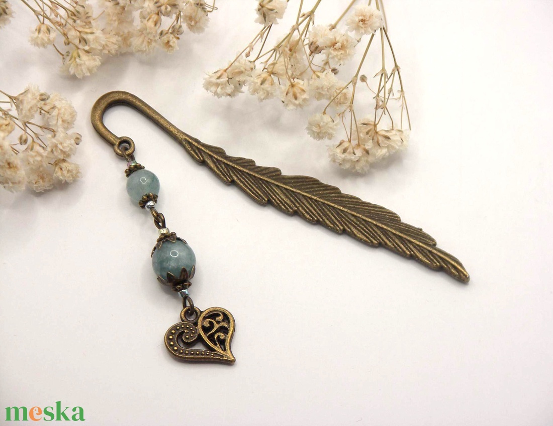 AJÁNDÉK csomagolás! Antik bronz, toll alakú könyvjelző aquamarine ásványgyöngyökkel, szív alakú függővel � Amour - könyv & zene - könyvjelző - Meska.hu