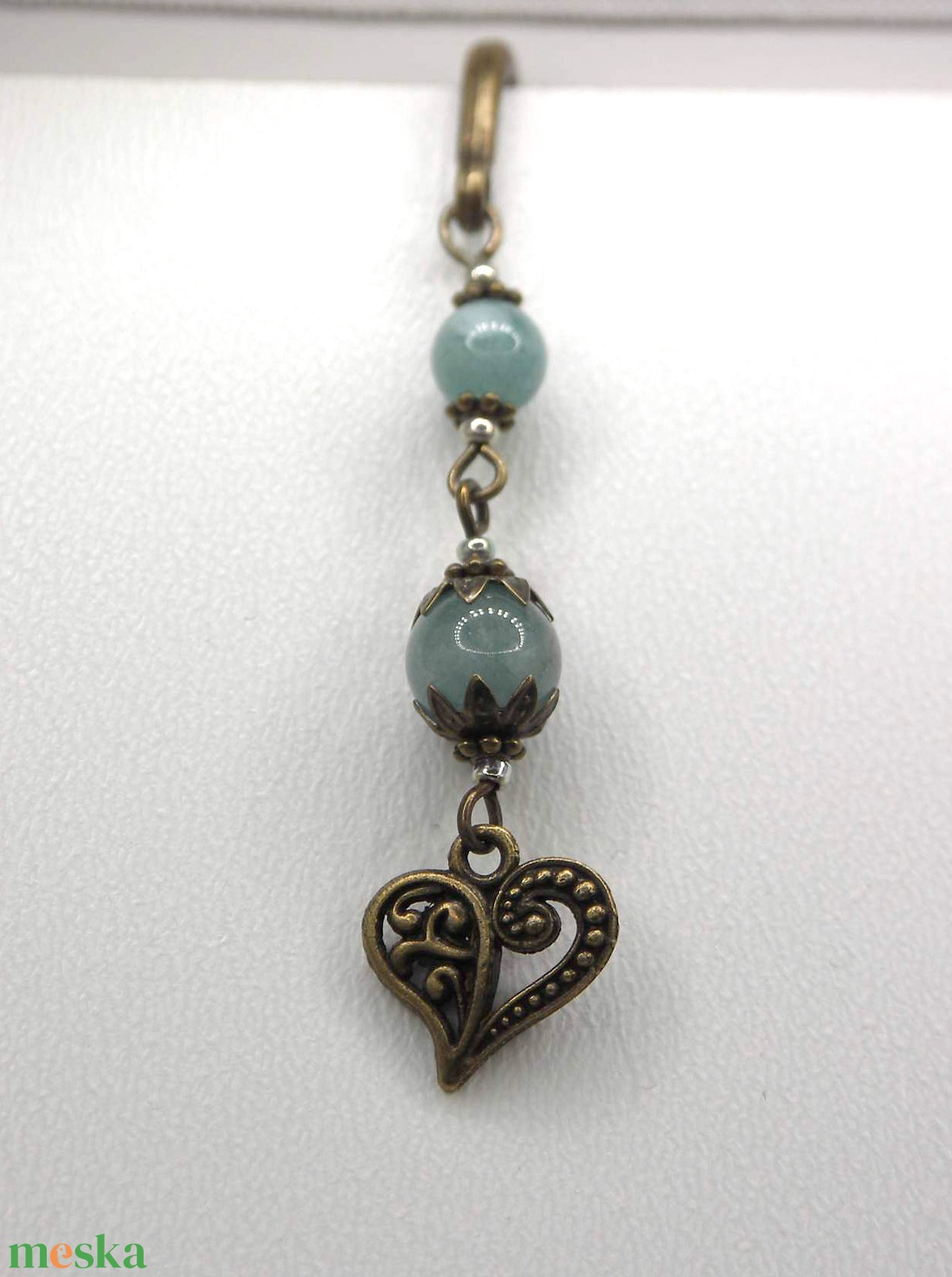 AJÁNDÉK csomagolás! Antik bronz, toll alakú könyvjelző aquamarine ásványgyöngyökkel, szív alakú függővel � Amour - könyv & zene - könyvjelző - Meska.hu