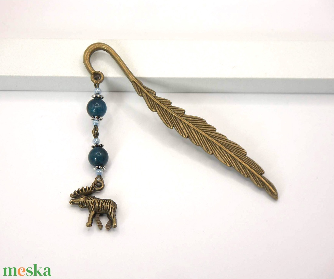 AJÁNDÉK csomagolás!Antik bronz, toll alakú könyvjelző sötétkék apatit ásványgyöngyökkel, rénszarvas alakú függővel-Zúzmó - könyv & zene - könyvjelző - Meska.hu