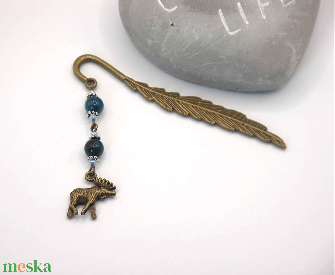 AJÁNDÉK csomagolás!Antik bronz, toll alakú könyvjelző sötétkék apatit ásványgyöngyökkel, rénszarvas alakú függővel-Zúzmó - könyv & zene - könyvjelző - Meska.hu
