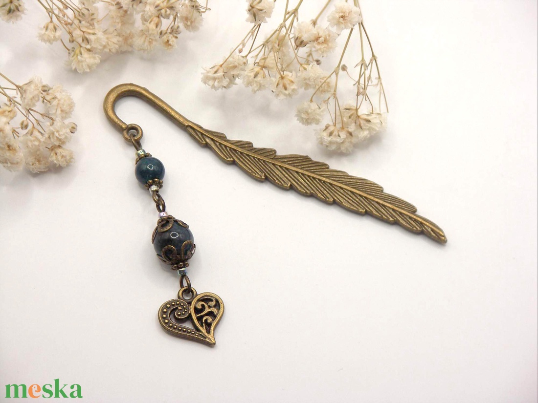AJÁNDÉK csomagolás!  Antik bronz, toll alakú könyvjelző sötétkék apatit ásványgyöngyökkel, szív alakú függővel � Amar - könyv & zene - könyvjelző - Meska.hu
