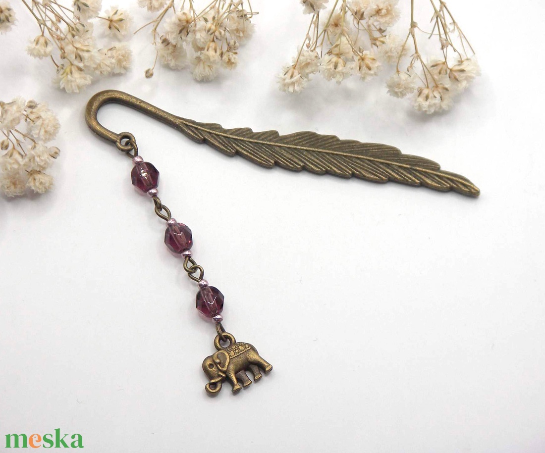 AJÁNDÉK csomagolás! Antik bronz, toll alakú könyvjelző ametiszt színű cseh üveggyöngyökkel, elefánt alakú függővel - könyv & zene - könyvjelző - Meska.hu