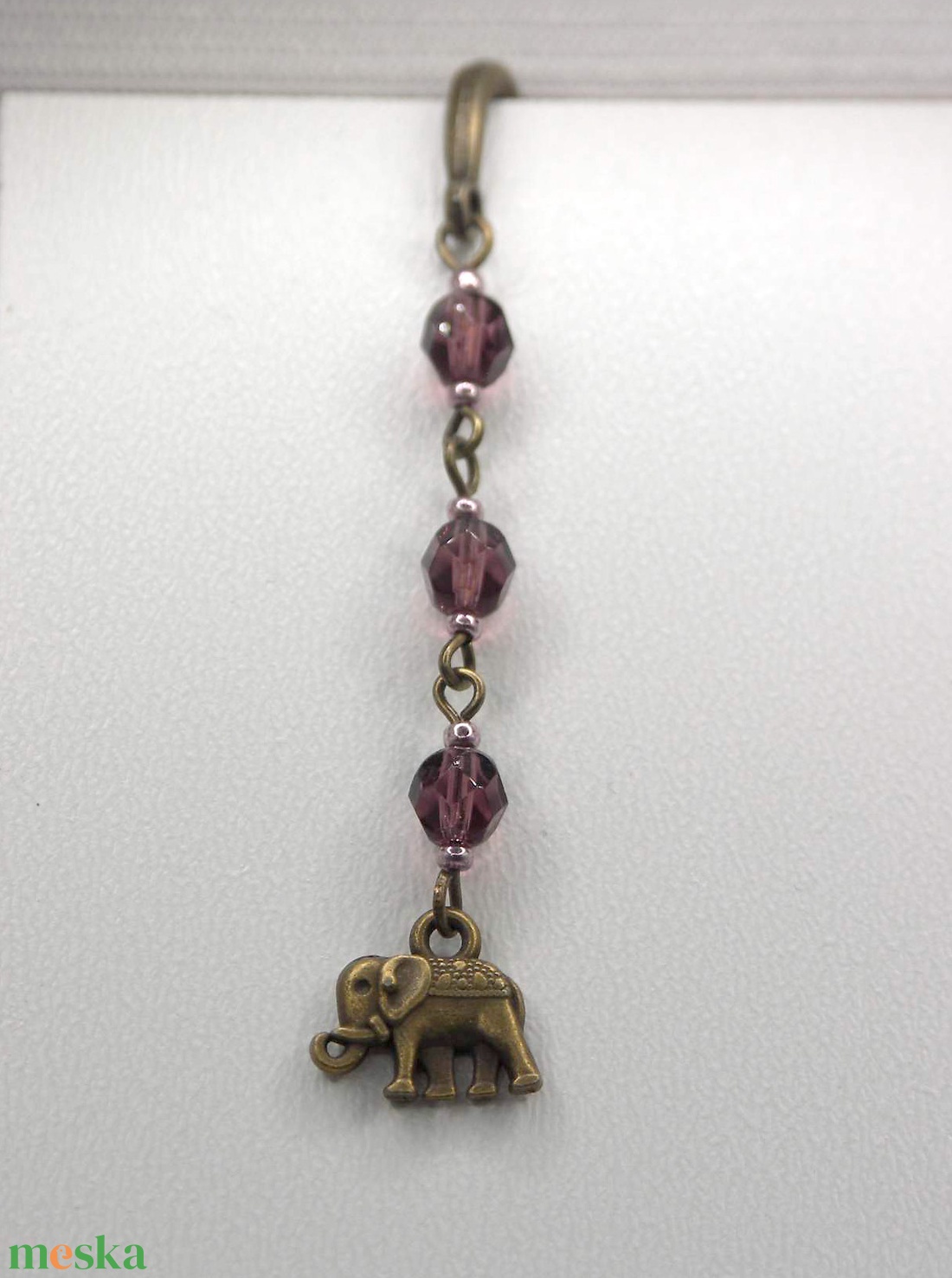 AJÁNDÉK csomagolás! Antik bronz, toll alakú könyvjelző ametiszt színű cseh üveggyöngyökkel, elefánt alakú függővel - könyv & zene - könyvjelző - Meska.hu