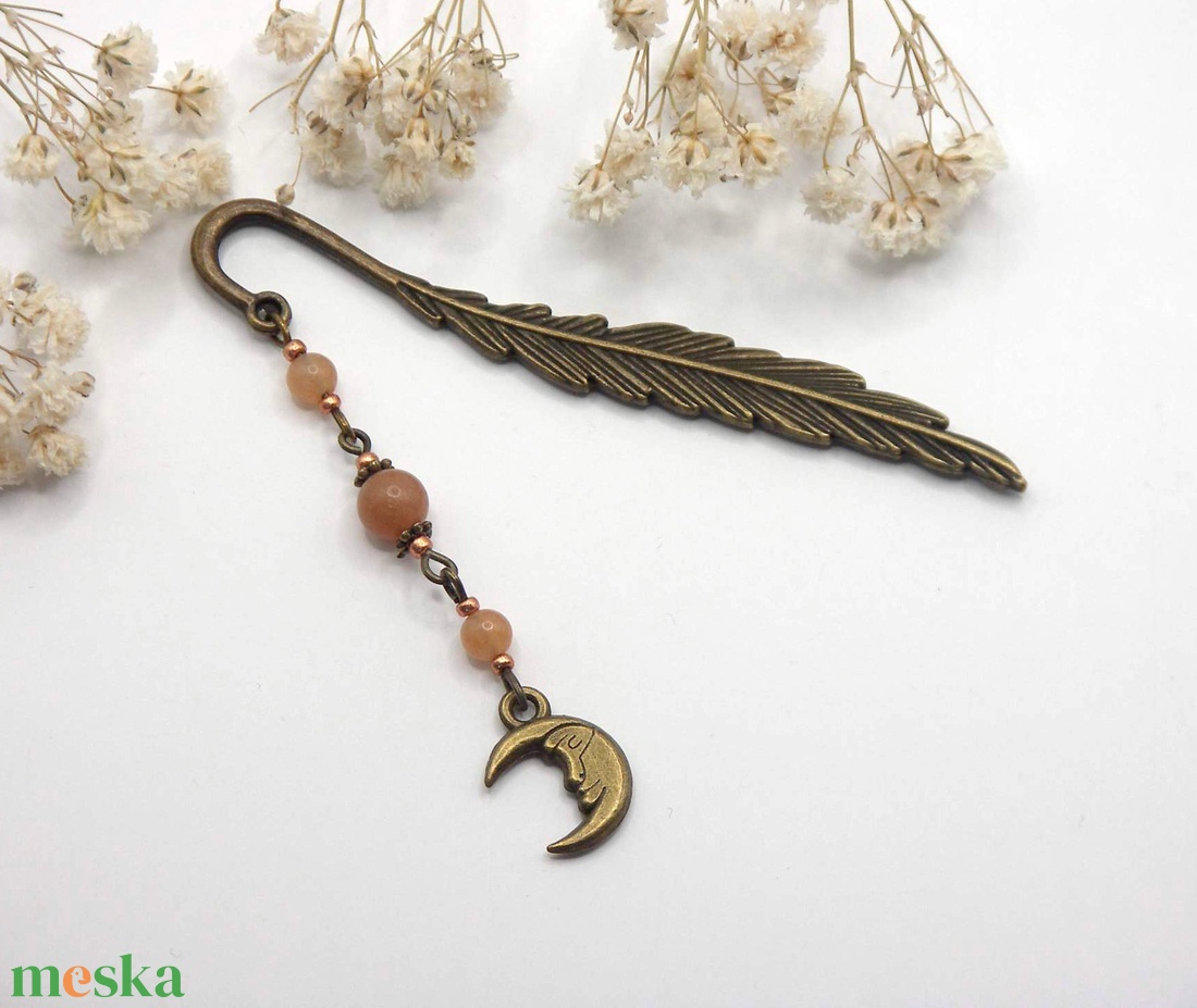 AJÁNDÉK dobozka! Antik bronz, toll alakú könyvjelző narancs achát ásványgyöngyökkel, Hold alakú függővel � Holdkelte - könyv & zene - könyvjelző - Meska.hu