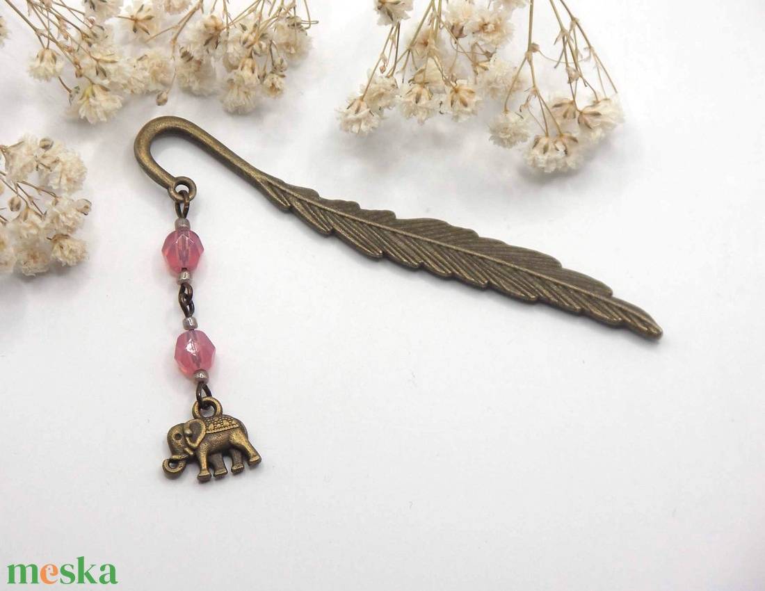 AJÁNDÉK csomagolás! Antik bronz, toll alakú könyvjelző opálos rózsaszín cseh üveggyöngyökkel, elefánt alakú függővel - könyv & zene - könyvjelző - Meska.hu
