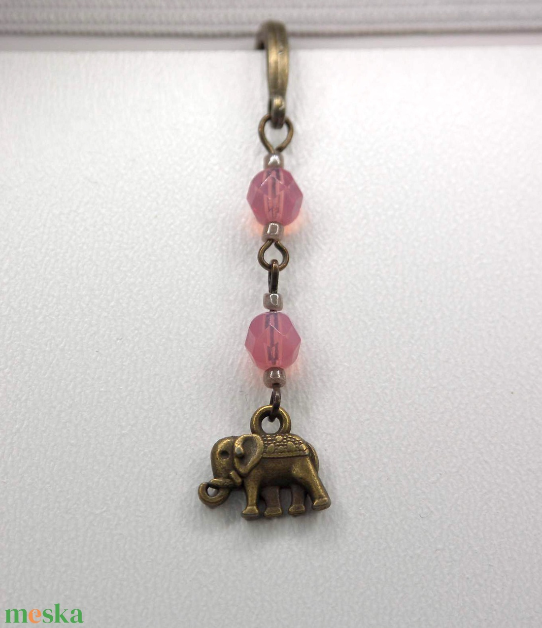 AJÁNDÉK csomagolás! Antik bronz, toll alakú könyvjelző opálos rózsaszín cseh üveggyöngyökkel, elefánt alakú függővel - könyv & zene - könyvjelző - Meska.hu