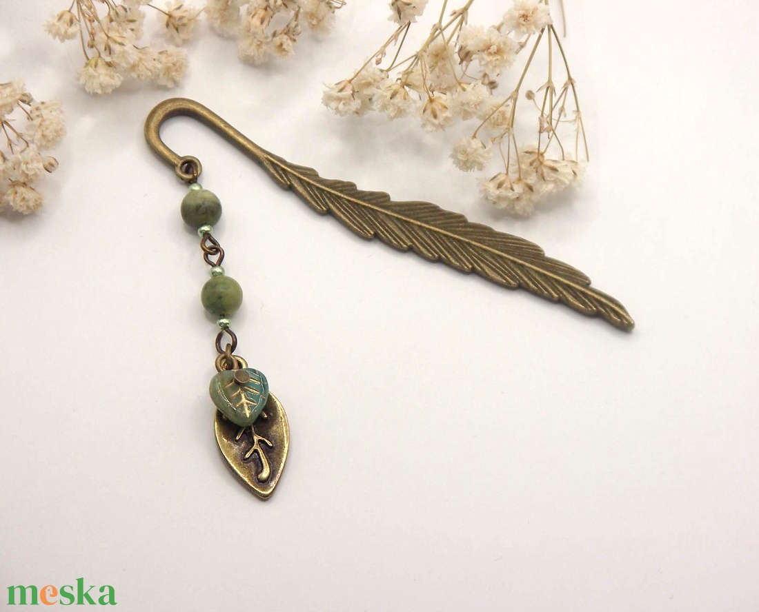 AJÁNDÉK csomagolás! Antik bronz, toll alakú könyvjelző zöld jáspis ásványgyöngyökkel, levél alakú függővel � Folium - könyv & zene - könyvjelző - Meska.hu