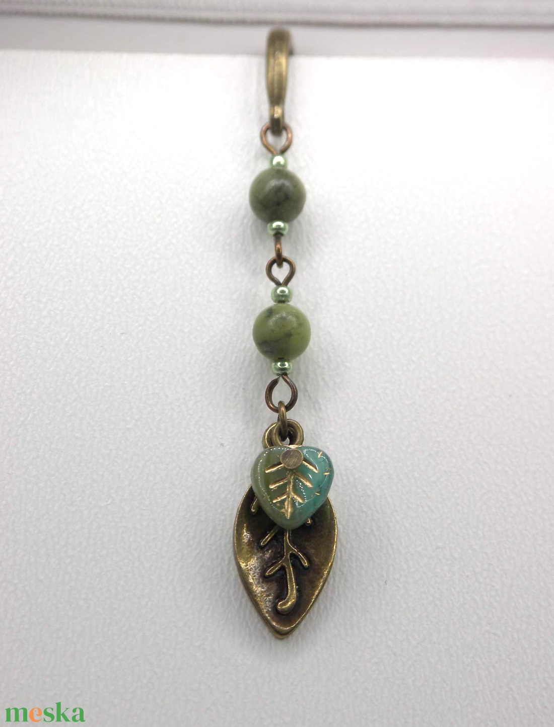 AJÁNDÉK csomagolás! Antik bronz, toll alakú könyvjelző zöld jáspis ásványgyöngyökkel, levél alakú függővel � Folium - könyv & zene - könyvjelző - Meska.hu