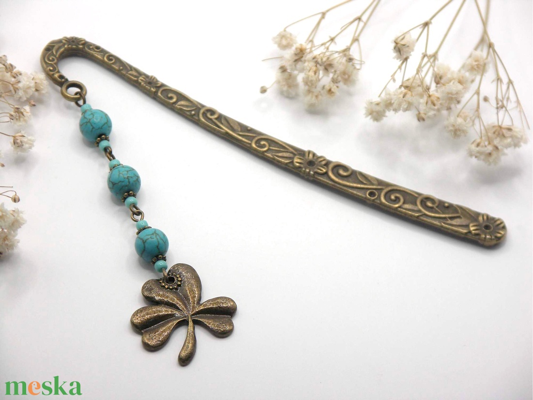 AJÁNDÉK csomagolás! Antik bronz, viragos-indás könyvjelző türkinit ásványgyöngyökkel, lóhere alakú függővel � Boglárka - könyv & zene - könyvjelző - Meska.hu