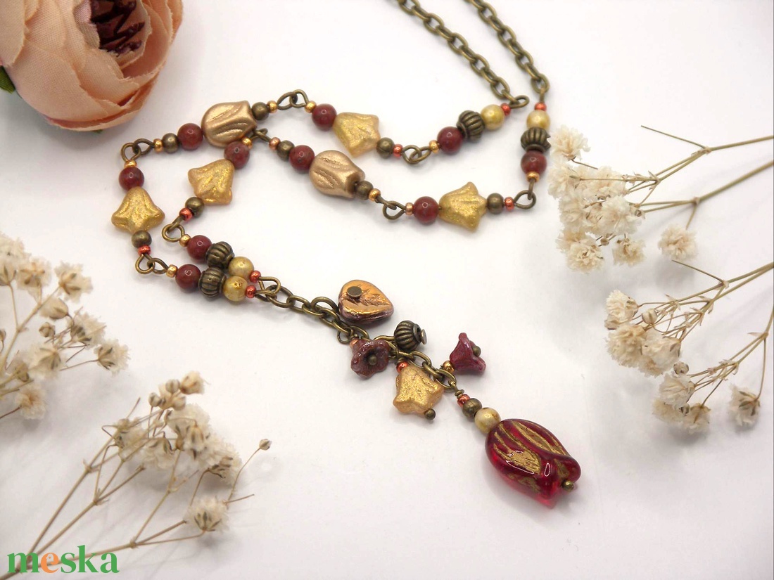 Tulipános nyaklánc arany csíkozású, piros színű üveggyöngyből � Lángvirág - ékszer - fülbevaló - lógó fülbevaló - Meska.hu