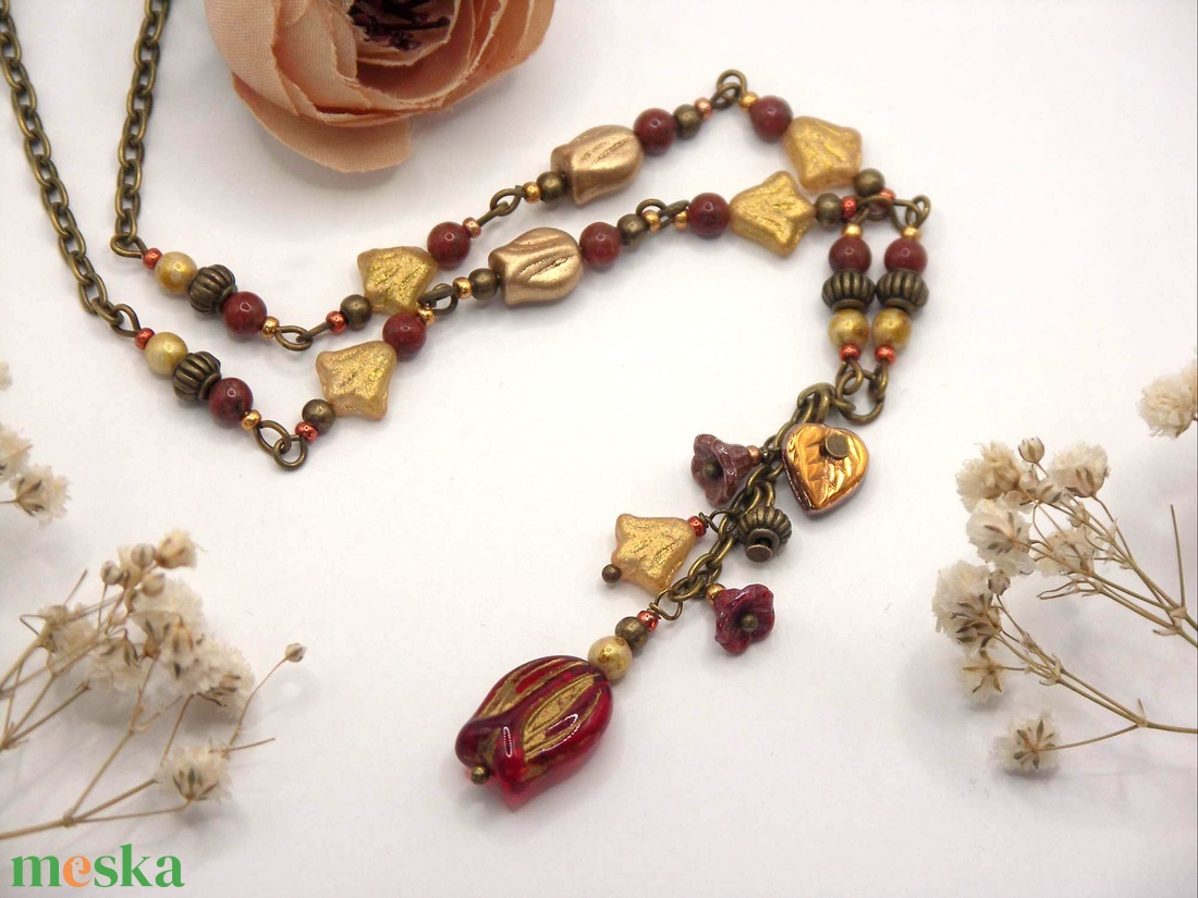 Tulipános nyaklánc arany csíkozású, piros színű üveggyöngyből � Lángvirág - ékszer - fülbevaló - lógó fülbevaló - Meska.hu