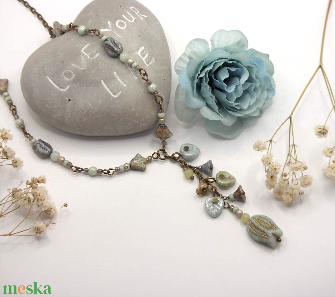 Tulipános nyaklánc arany csíkos világoskék-menta színű üveggyöngyből � Aquarell - ékszer - nyaklánc - gyöngyös nyaklánc - Meska.hu