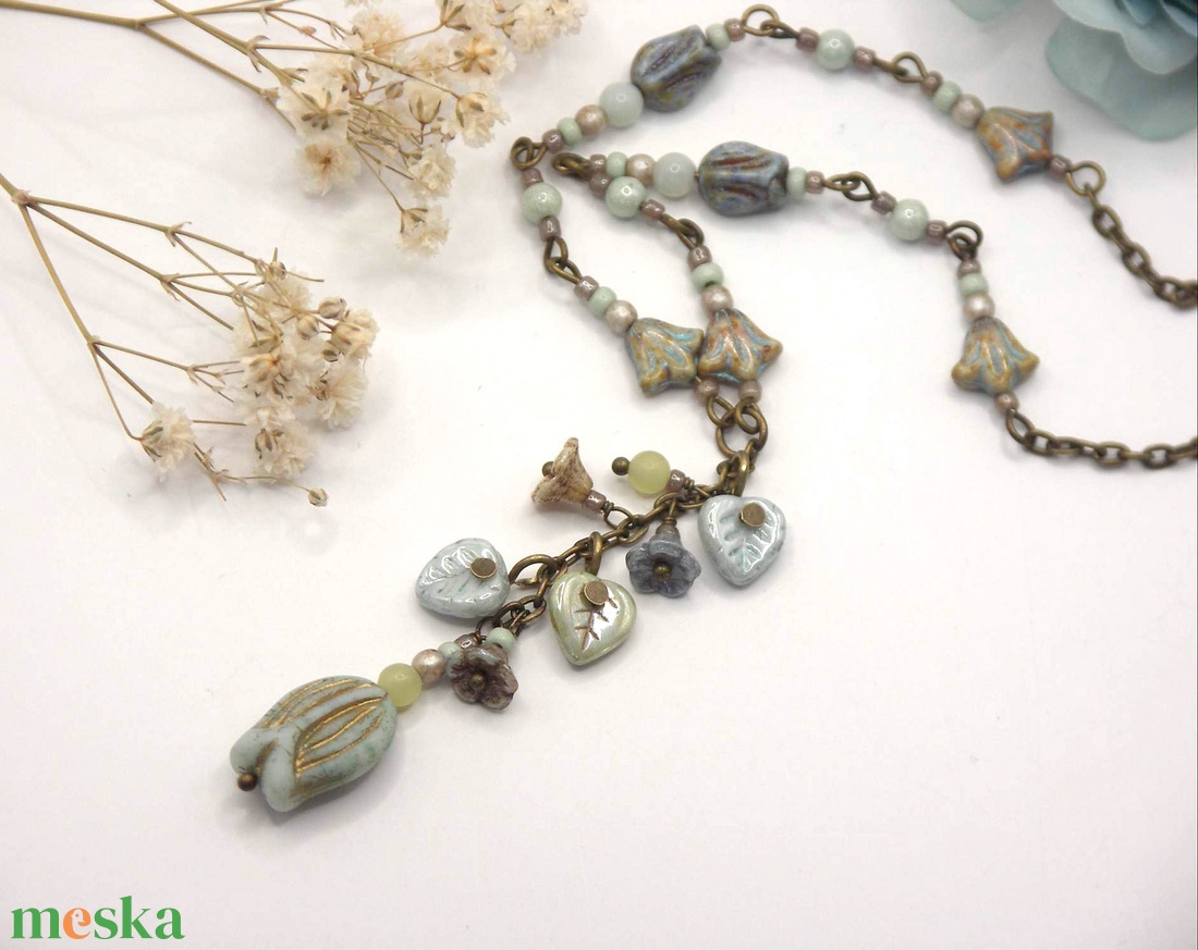 Tulipános nyaklánc arany csíkos világoskék-menta színű üveggyöngyből � Aquarell - ékszer - nyaklánc - gyöngyös nyaklánc - Meska.hu