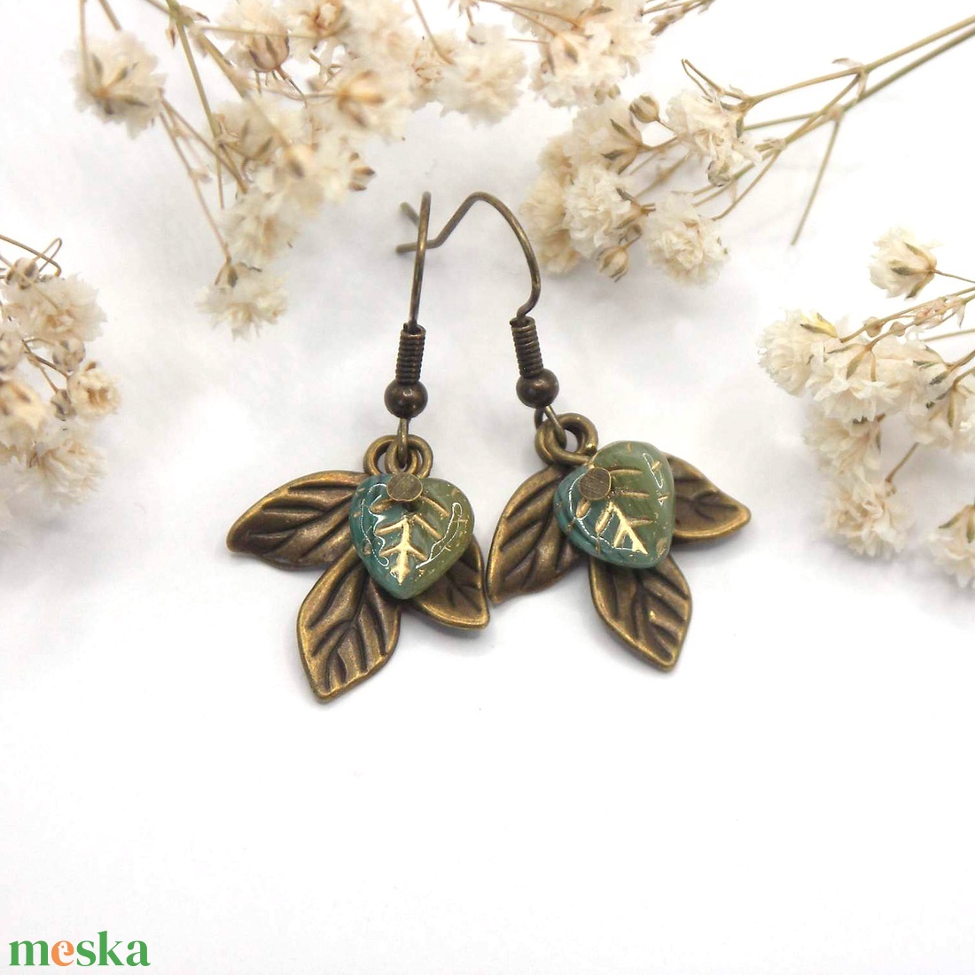 Fülbevaló antik bronz levél függőből és harmatzöld színű cseh üveggyöngyből � Celadon - ékszer - fülbevaló - lógó fülbevaló - Meska.hu