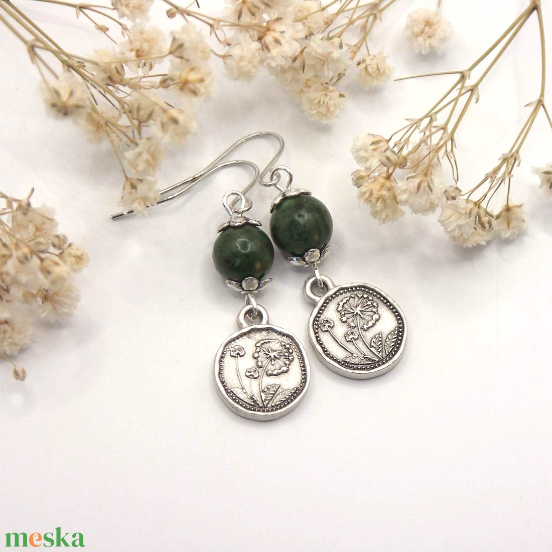 Fülbevaló zöld jáspis ásványgyöngyökből és pitypang mintás függőkből - Harmatcsepp - ékszer - fülbevaló - lógó fülbevaló - Meska.hu