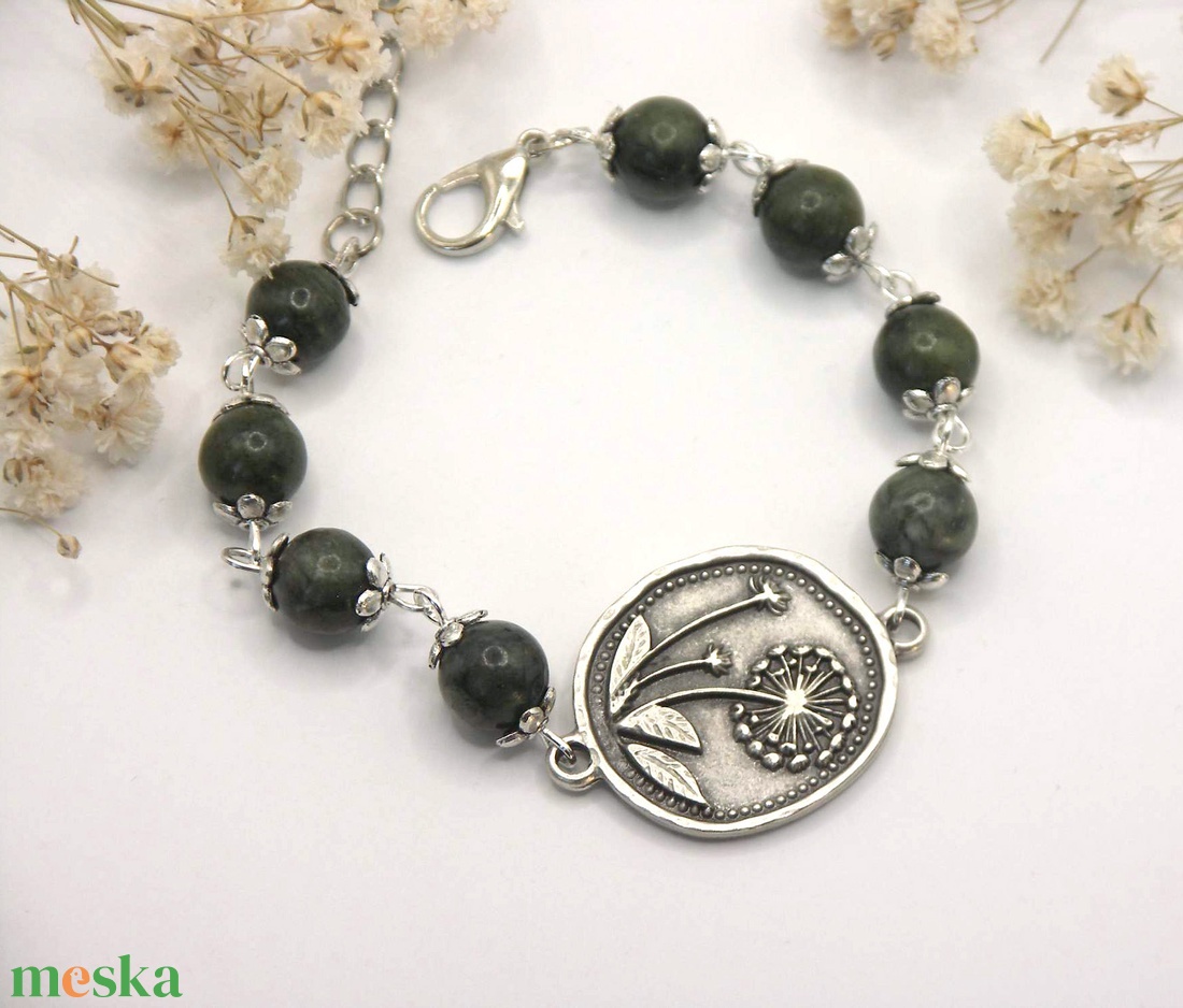 Karkötő zöld jáspis ásványgyöngyökből és pitypang mintás összekötőből - Harmatcsepp - ékszer - karkötő - ásványkarkötő - Meska.hu