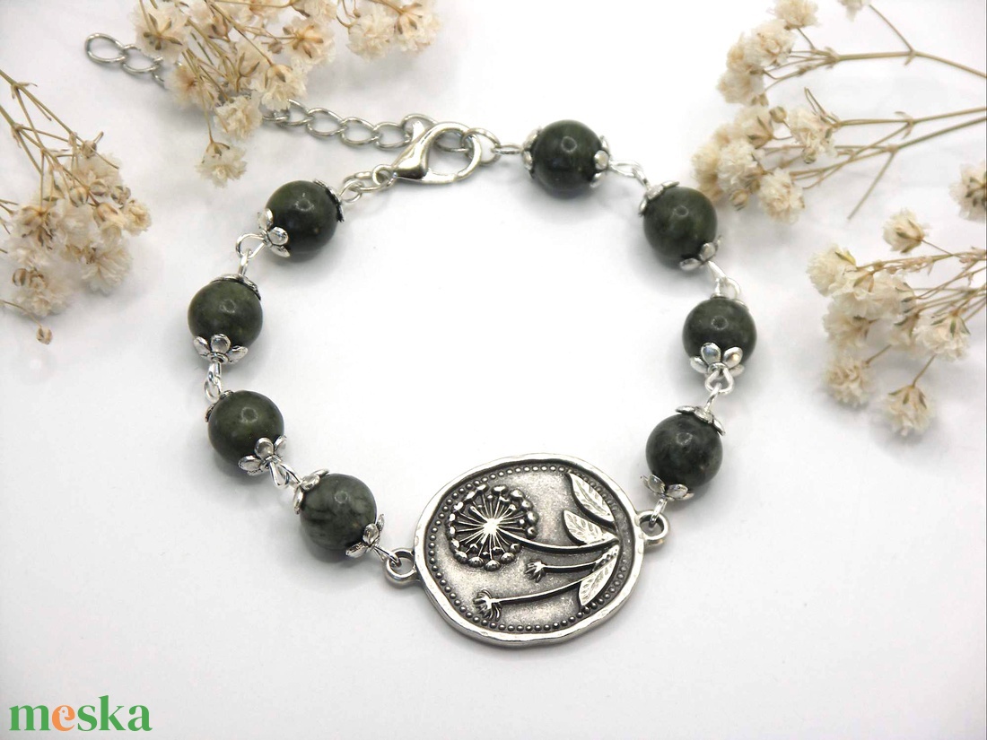 Karkötő zöld jáspis ásványgyöngyökből és pitypang mintás összekötőből - Harmatcsepp - ékszer - karkötő - ásványkarkötő - Meska.hu