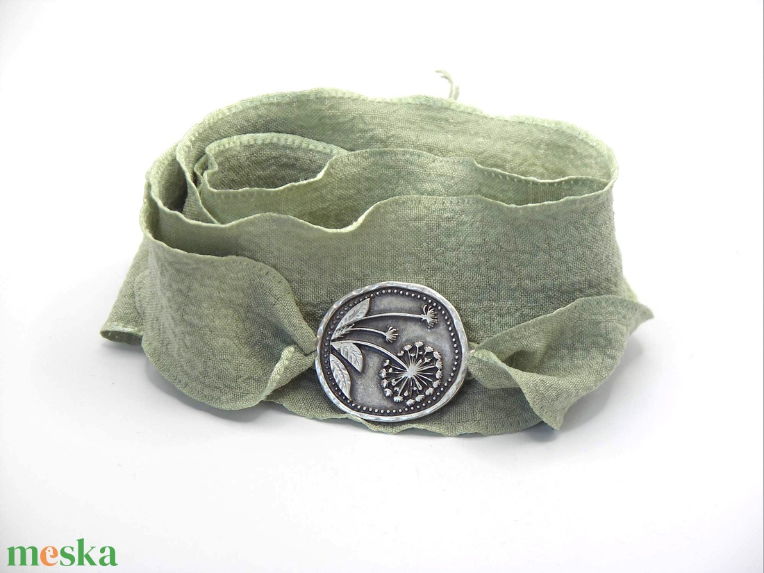 Karkötő halvány hárszöld szalaggal és pitypang mintás összekötővel � Mezei szellő - ékszer - karkötő - karkötő medállal - Meska.hu