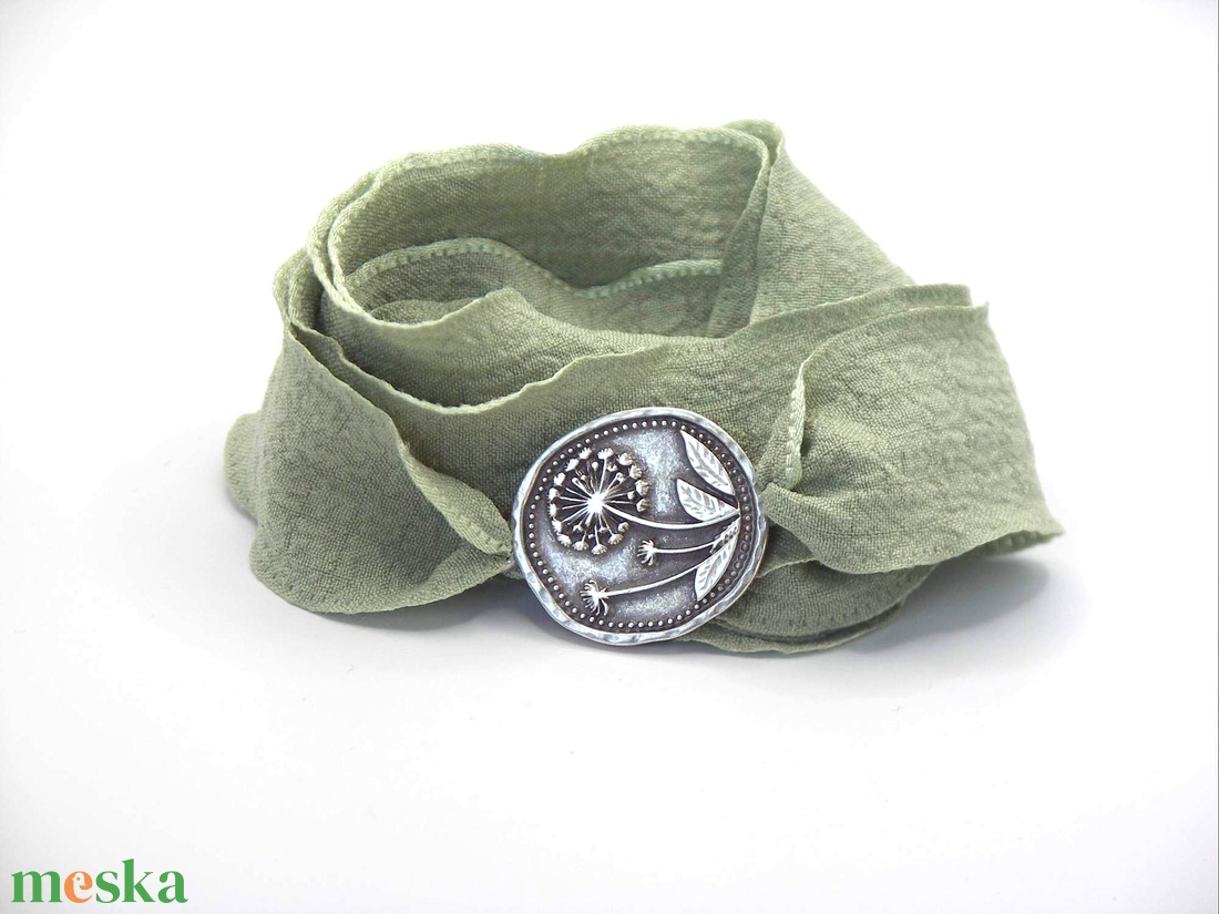 Karkötő halvány hárszöld szalaggal és pitypang mintás összekötővel � Mezei szellő - ékszer - karkötő - karkötő medállal - Meska.hu