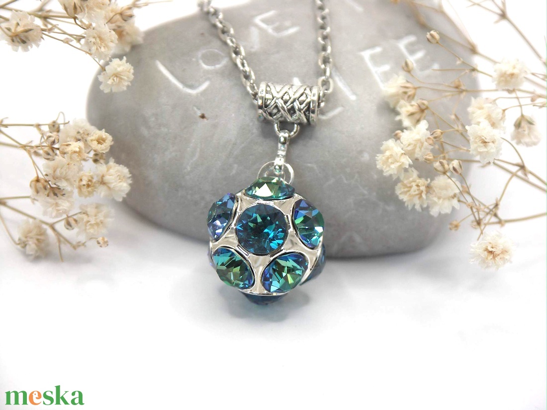 Sárgás-zöldes-türkizes csillogású kék Swarovski kristályos, áttört gömb formájú medálos nyaklánc � Spirit - ékszer - nyaklánc - medálos nyaklánc - Meska.hu