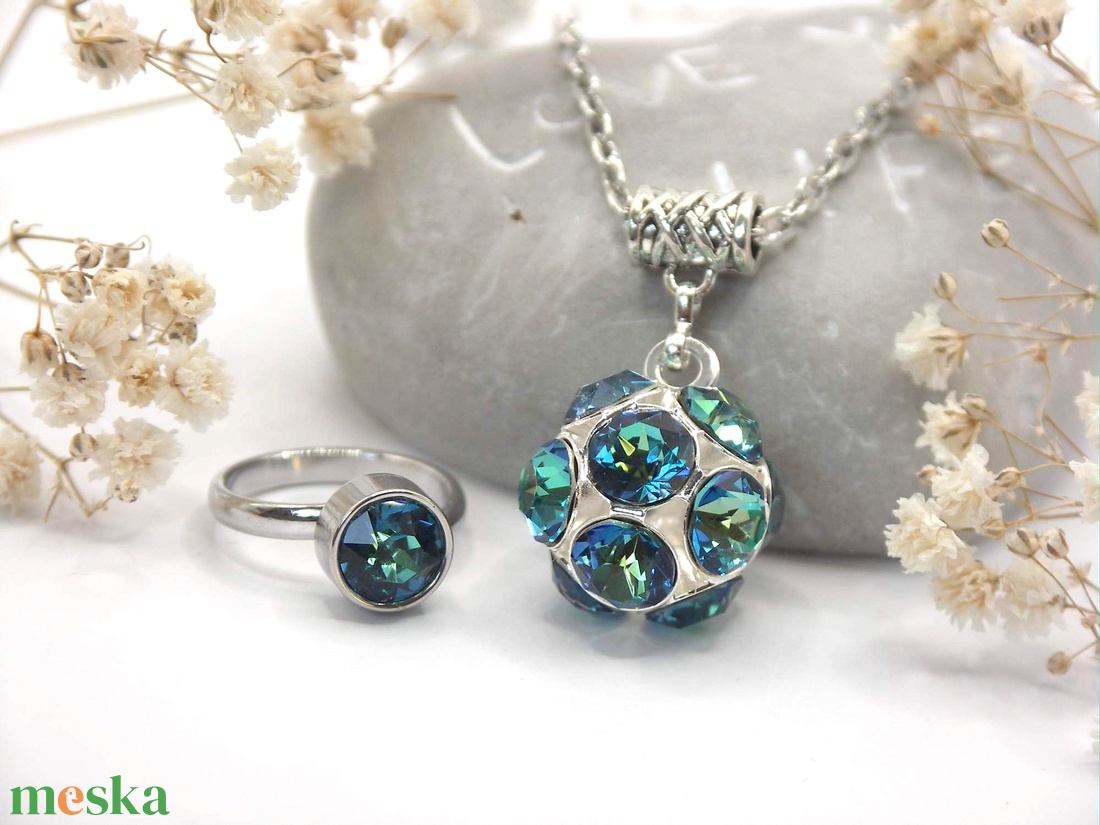 Sárgás-zöldes-türkizes csillogású kék Swarovski kristályos, áttört gömb formájú medálos nyaklánc � Spirit - ékszer - nyaklánc - medálos nyaklánc - Meska.hu