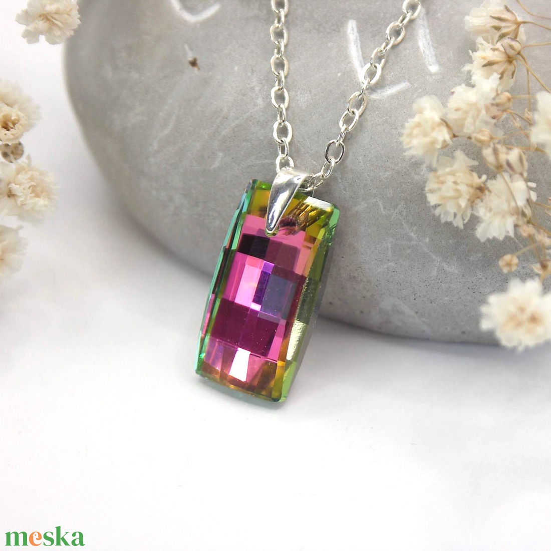 Téglalap formájú zöldes pink-rózsaszín Aurora kristály ezüst láncon - Napfény - ékszer - nyaklánc - medálos nyaklánc - Meska.hu