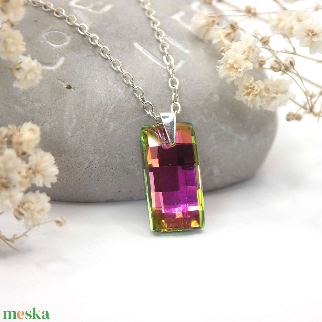 Téglalap formájú zöldes pink-rózsaszín Aurora kristály ezüst láncon - Napfény - ékszer - nyaklánc - medálos nyaklánc - Meska.hu