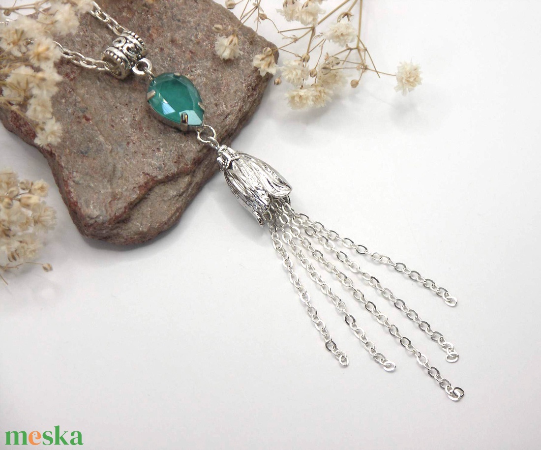 Csepp alakú, misztikus, sejtelmes-zöld színű Swarovski kristályos medál, kinyíló virággal, láncokkal � Floriel - ékszer - nyaklánc - medálos nyaklánc - Meska.hu