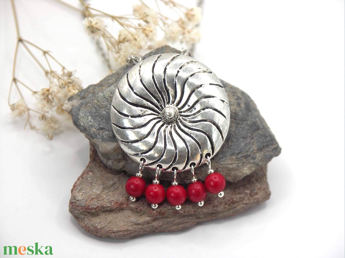 Kör alakú tibeti ezüst medál piros howlit ásványgyöngyökkel - Turbina - ékszer - nyaklánc - medálos nyaklánc - Meska.hu