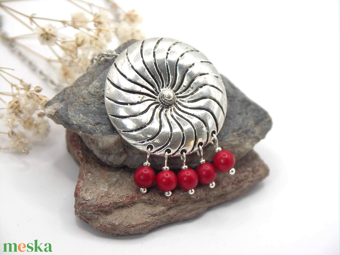Kör alakú tibeti ezüst medál piros howlit ásványgyöngyökkel - Turbina - ékszer - nyaklánc - medálos nyaklánc - Meska.hu