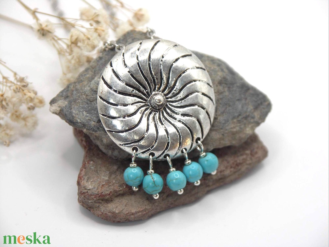 Kör alakú tibeti ezüst medál türkiz howlit ásványgyöngyökkel - Örvény - ékszer - nyaklánc - medálos nyaklánc - Meska.hu