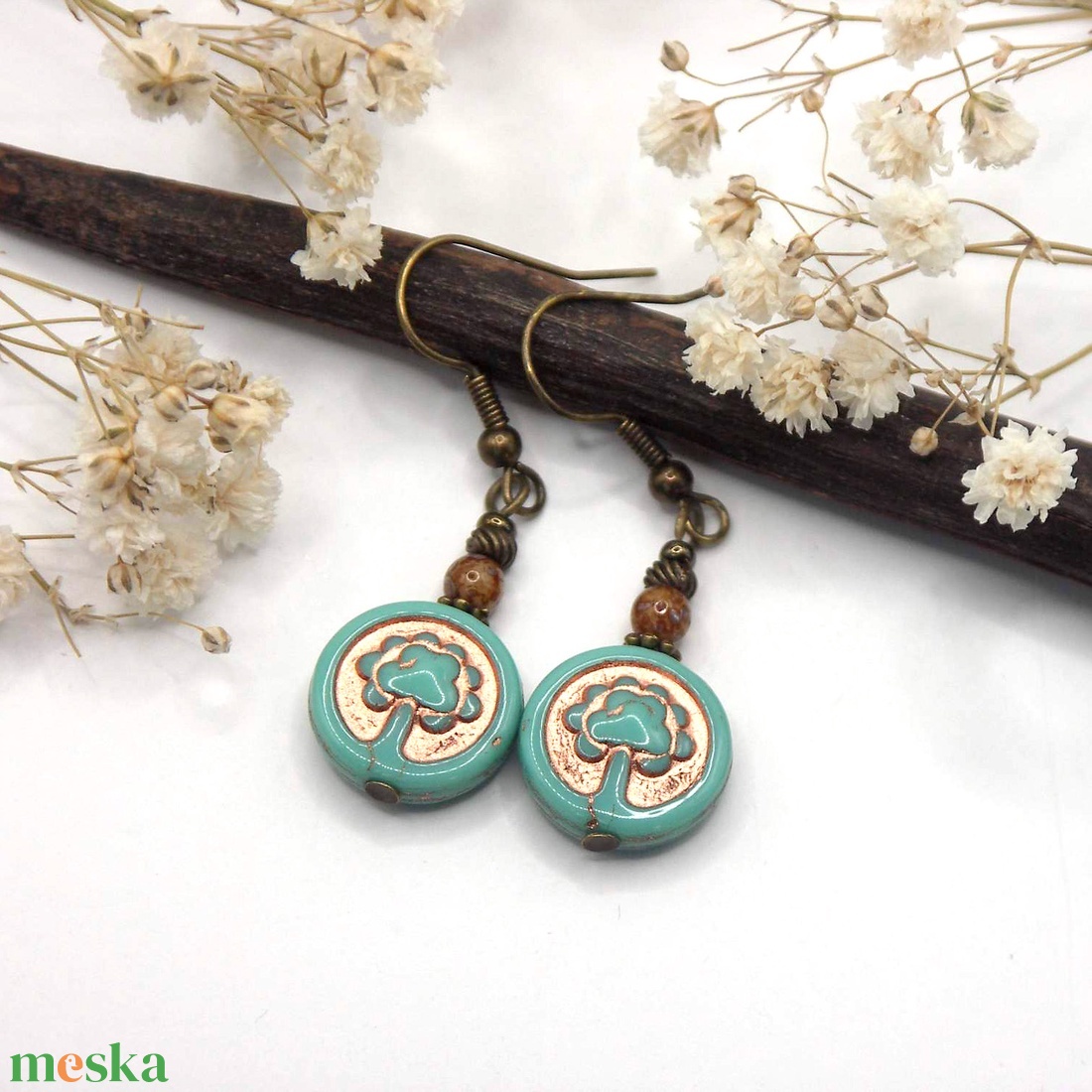 Fülbevaló türkizkék, életfát ábrázoló table cut üveggyöngyből � Körforgás - ékszer - fülbevaló - lógós kerek fülbevaló - Meska.hu