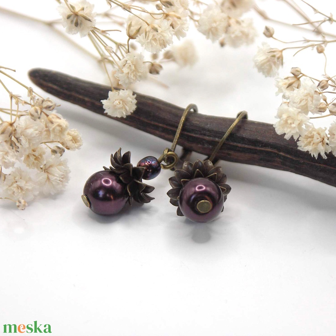 Fülbevaló sötétlila üvegtekla gyöngyökből, különleges gyöngykupakokkal kiegészítve - ékszer - fülbevaló - lógó fülbevaló - Meska.hu