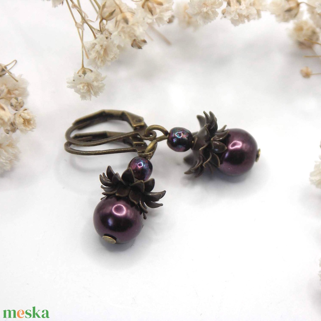 Fülbevaló sötétlila üvegtekla gyöngyökből, különleges gyöngykupakokkal kiegészítve - ékszer - fülbevaló - lógó fülbevaló - Meska.hu