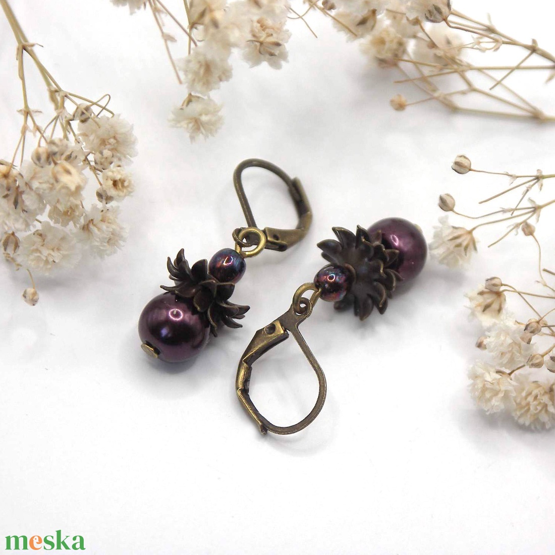 Fülbevaló sötétlila üvegtekla gyöngyökből, különleges gyöngykupakokkal kiegészítve - ékszer - fülbevaló - lógó fülbevaló - Meska.hu