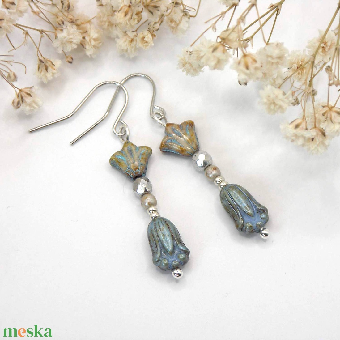 Tulipános fülbevaló zsályás-kékesen színezett üveggyöngyökből � Pax - ékszer - fülbevaló - lógó fülbevaló - Meska.hu