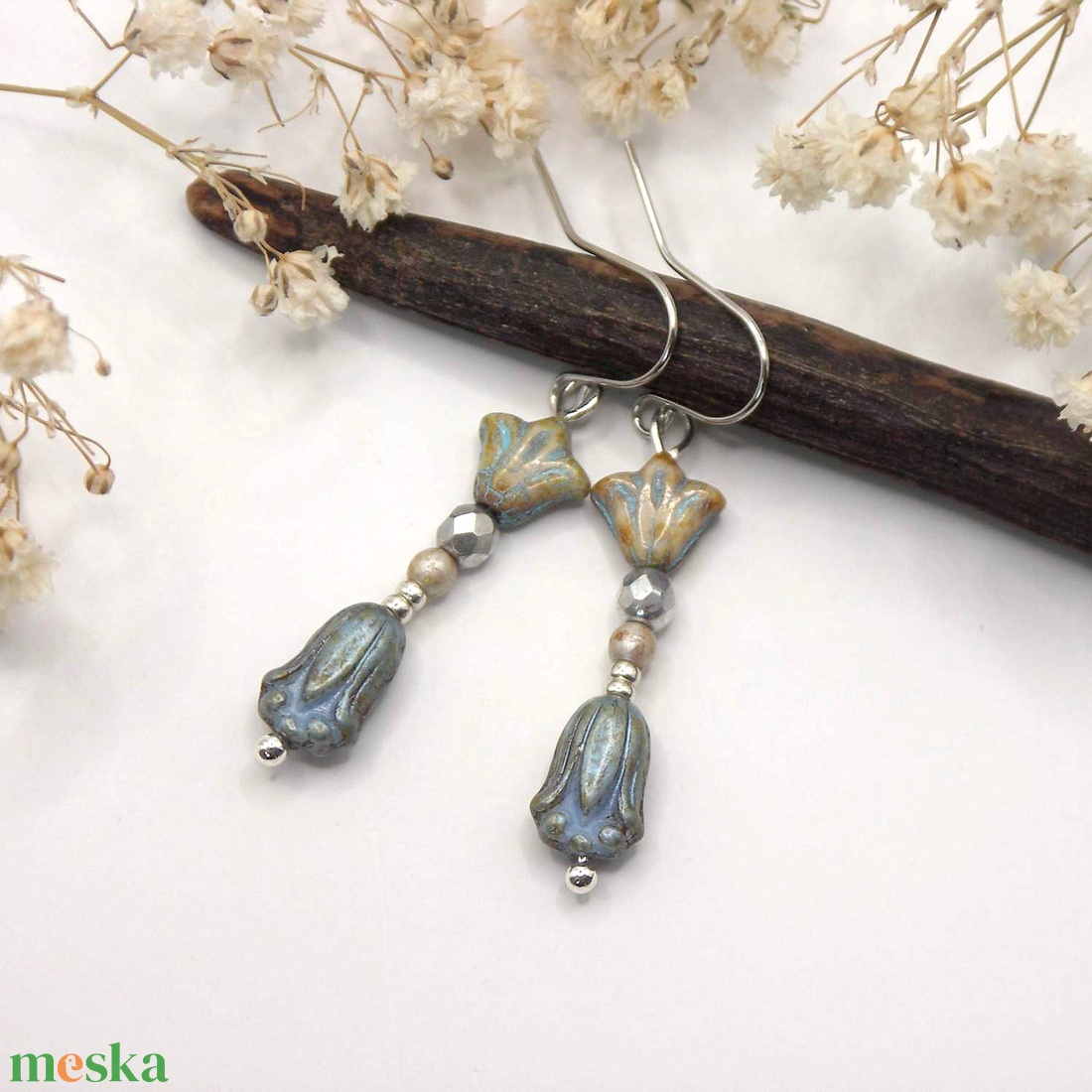 Tulipános fülbevaló zsályás-kékesen színezett üveggyöngyökből � Pax - ékszer - fülbevaló - lógó fülbevaló - Meska.hu