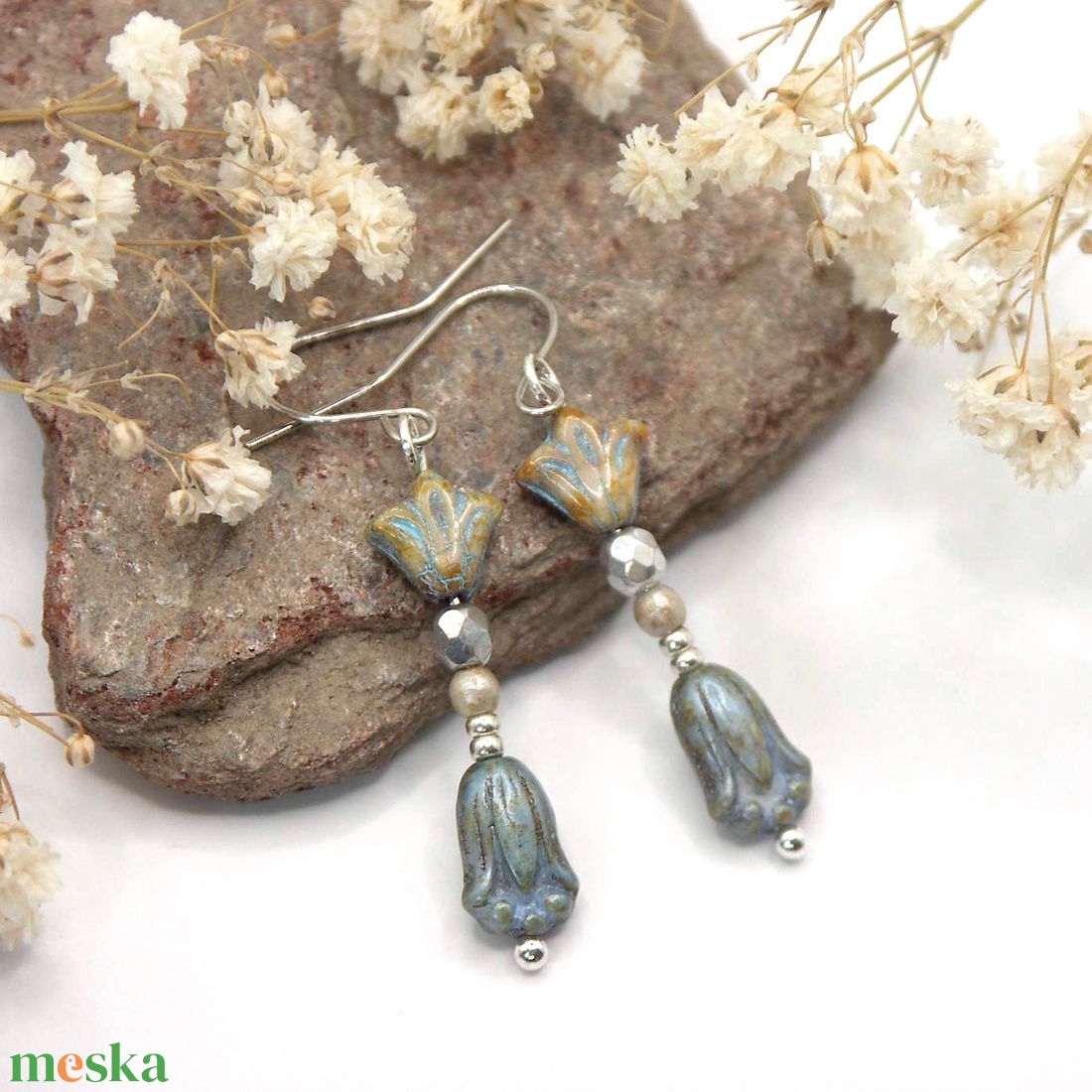 Tulipános fülbevaló zsályás-kékesen színezett üveggyöngyökből � Pax - ékszer - fülbevaló - lógó fülbevaló - Meska.hu