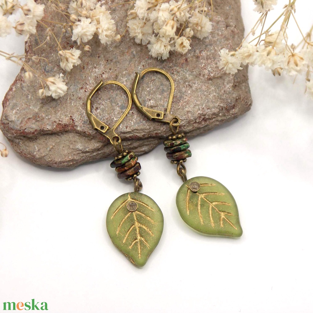Antik bronz fülbevaló zöld színű, levél formájú cseh üveggyönggyel � Apple leaf - ékszer - fülbevaló - lógó fülbevaló - Meska.hu