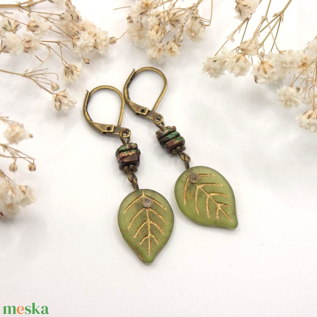 Antik bronz fülbevaló zöld színű, levél formájú cseh üveggyönggyel � Apple leaf - ékszer - fülbevaló - lógó fülbevaló - Meska.hu